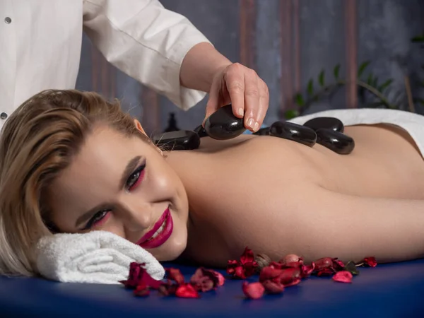 Die Masseurin Gibt Einer Frau Massagesalon Eine Rückenmassage Mit Heißen — Stockfoto