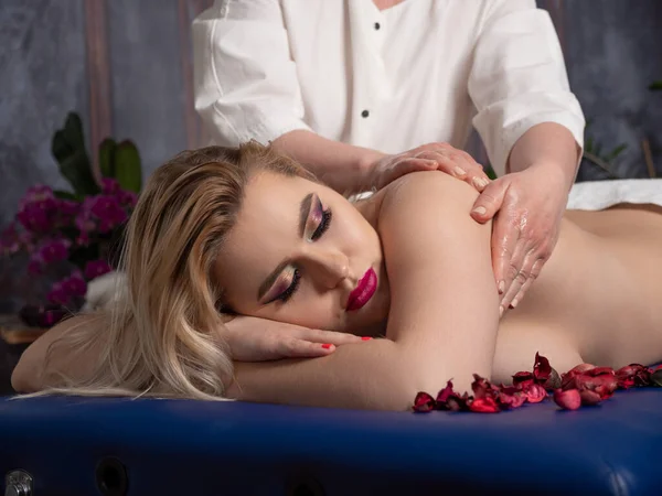 Masseuse Geeft Een Klassieke Massage Aan Een Vrouw Een Massagesalon — Stockfoto