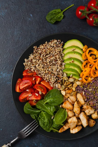 Kinoalı Salata Avokado Tavuk Üst Manzara Siyah Bir Tabakta Servis — Stok fotoğraf