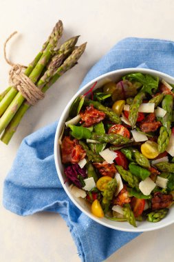 Kuşkonmaz ve pastırmalı salata. Üst görünüm. 