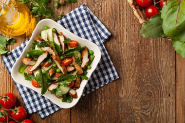 Izgara dana eti, pancar kökü ve salatalık ile nefis salata. Üst görünüm. 