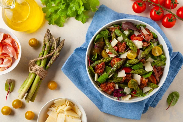 Sallad Med Sparris Och Bacon Ovanifrån — Stockfoto