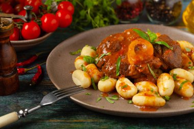 Ossobuco gnocchi ile servis edilir. Üst manzara, ön görünüm.