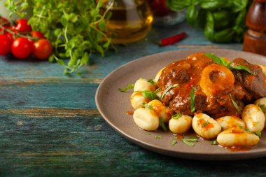 Ossobuco gnocchi ile servis edilir. Üst manzara, ön görünüm.