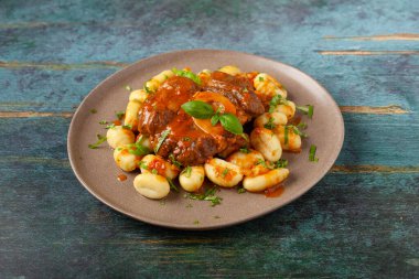 Ossobuco gnocchi ile servis edilir. Üst manzara, ön görünüm.