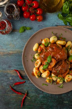 Ossobuco gnocchi ile servis edilir. Üst manzara, ön görünüm.