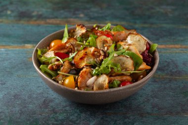 Tavuklu salata ve cips. Bir kasede servis edildi..