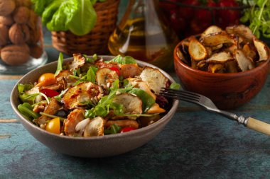 Tavuklu salata ve cips. Bir kasede servis edildi..