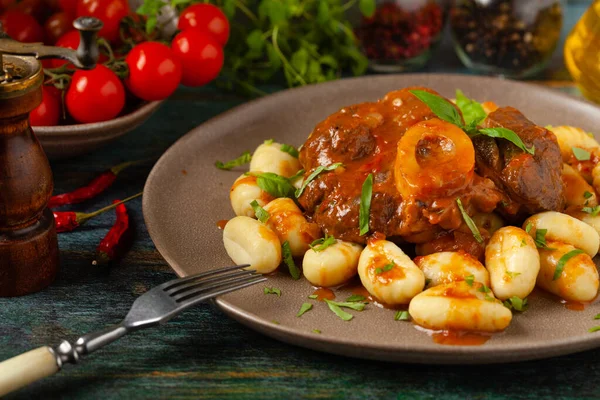 Ossobuco gnocchi ile servis edilir. Üst manzara, ön görünüm.