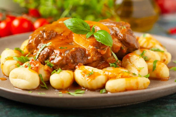 Ossobuco gnocchi ile servis edilir. Üst manzara, ön görünüm.