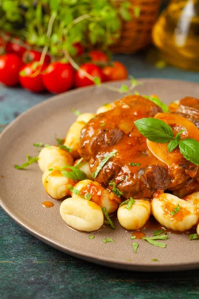 Ossobuco gnocchi ile servis edilir. Üst manzara, ön görünüm.