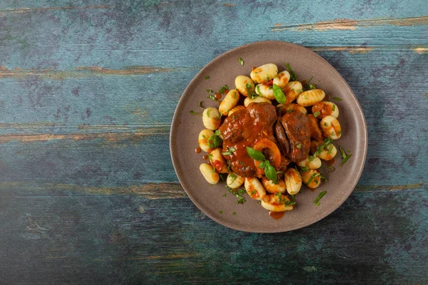 Ossobuco gnocchi ile servis edilir. Üst manzara, ön görünüm.