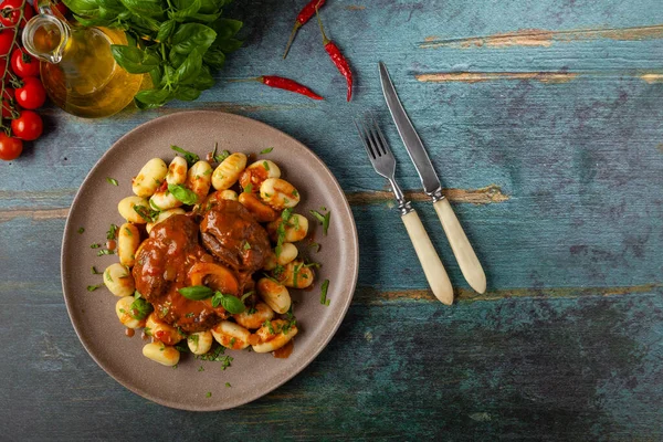 Ossobuco gnocchi ile servis edilir. Üst manzara, ön görünüm.
