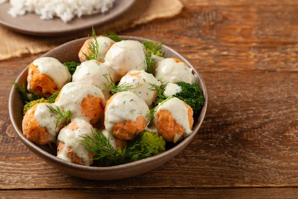 Albóndigas Salmón Con Arroz Rojo Fondo Madera — Foto de Stock