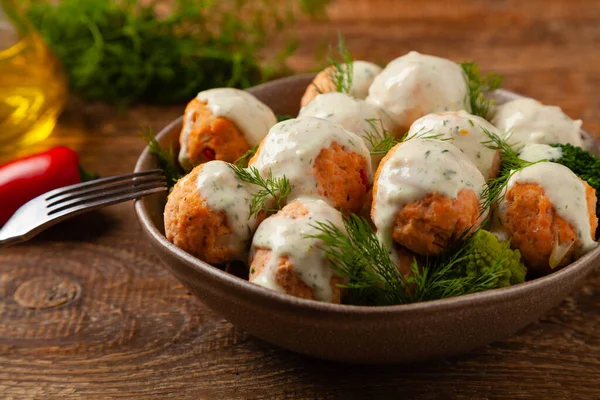 Albóndigas Salmón Con Arroz Rojo Fondo Madera — Foto de Stock