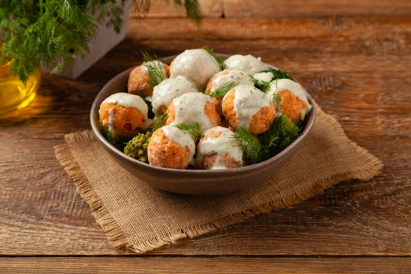 Albóndigas Salmón Con Arroz Rojo Fondo Madera — Foto de Stock