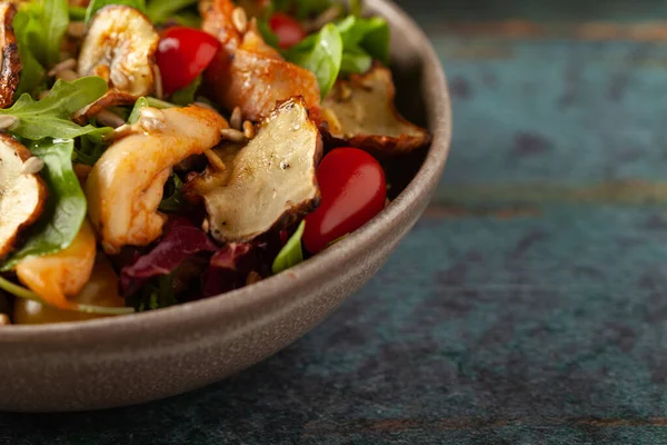 Chicken Salad Topinamburu Crisps Served Bowl — Zdjęcie stockowe