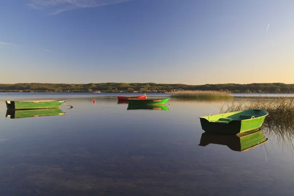 Aangemeerde Boten Oevers Van Het Meer Zonsondergang Polen Zarnowiec Meer — Stockfoto