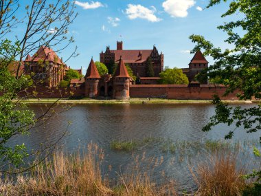 Malbork 'taki dünyaca ünlü Alman kalesi. Nogat nehrinin ve kalenin manzarası.