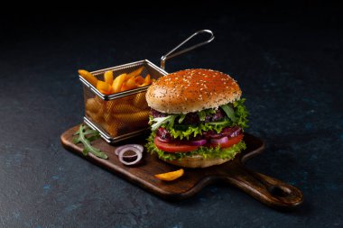 Vejetaryen burger. Kötü ruh hali. Siyah arkaplan.