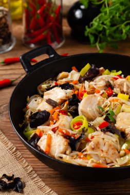 Çin usulü morina balığı, tavada hazırlanmış. Doğal ahşap zemin. 