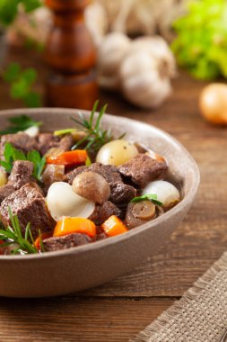 Klasik bordo tas kebabı. Ahşap arkaplan.