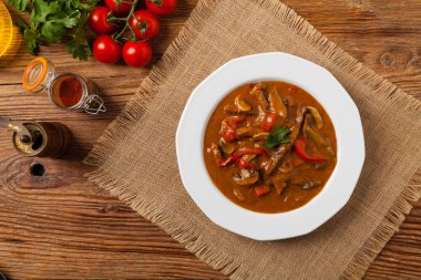 Boeuf, Stroganow, Strogonow. Klasik, Rus sığır güveci. Beyaz tabakta servis edilmiş. Üst Manzara. Doğal arkaplan.   