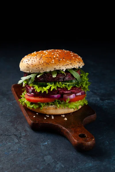 Vegetarische Hamburger Donkere Stemming Zwarte Achtergrond — Stockfoto
