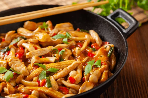 Traditionelle Nudeln Mit Shimeji Pilzen Und Huhn Wok Zubereitet Hölzerner — Stockfoto