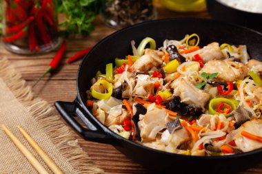 Çin usulü morina balığı, tavada hazırlanmış. Doğal ahşap zemin. 