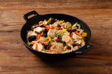 Çin usulü morina balığı, tavada hazırlanmış. Doğal ahşap zemin. 