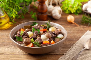 Klasik bordo tas kebabı. Ahşap arkaplan.