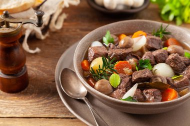 Klasik bordo tas kebabı. Ahşap arkaplan.