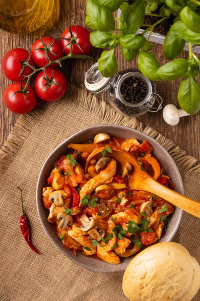 Chicken Stew Peppers Mushrooms Tomatoes Wooden Background — Fotografia de Stock