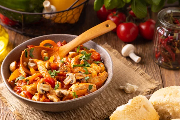 Chicken Stew Peppers Mushrooms Tomatoes Wooden Background — Fotografia de Stock