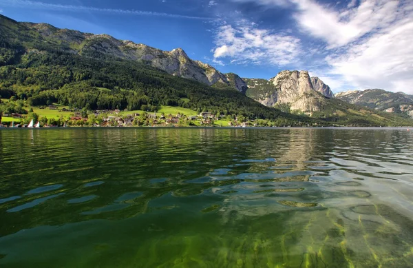 Панорамный вид на озеро — стоковое фото