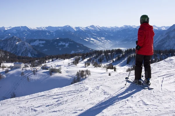 Skieur regardant les montagnes — Photo