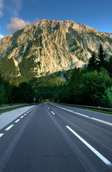 Weg in die Berge — Stockfoto