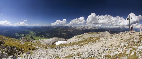 Croce sulla montagna — Foto Stock