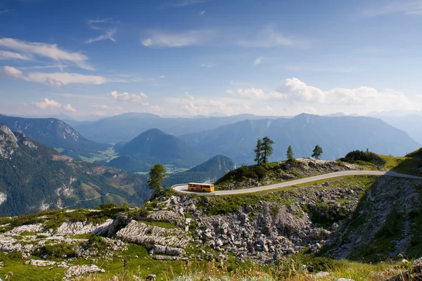 Австрия автобус на дороге — стоковое фото