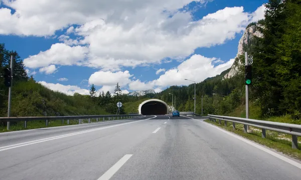 yol tünel için gidiyor