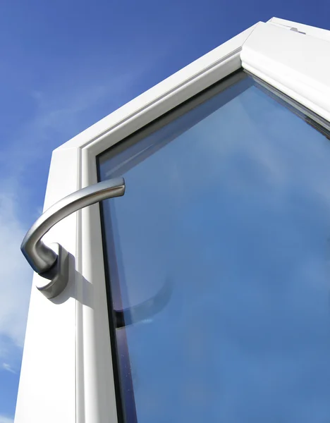 Ventana blanca con asa plateada — Foto de Stock