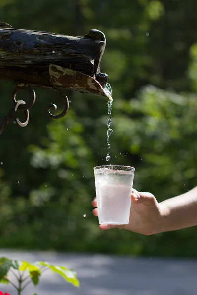 Wasser tropft aus dem Wasserhahn — Stockfoto