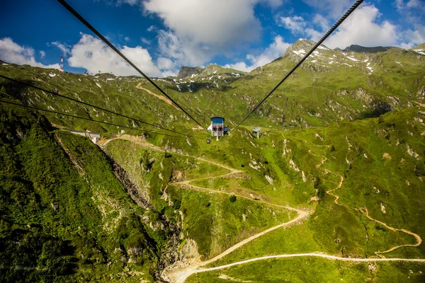 Elevador de cadeira nas montanhas — Fotografia de Stock