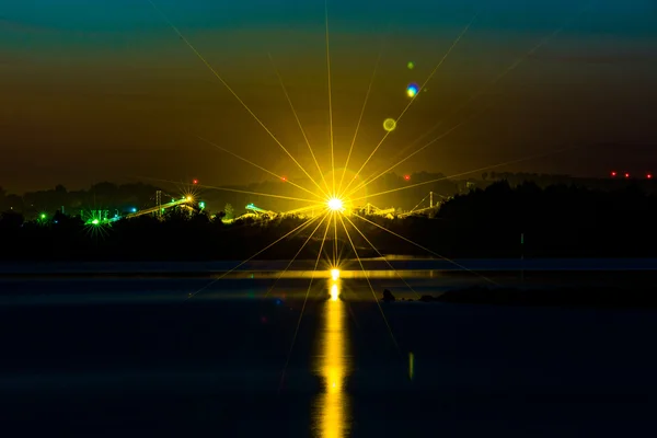 Stralende zonsondergang over het meer — Stockfoto