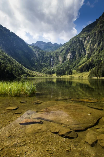 Jezero a hory pohled v vysoké Alpy — Stock fotografie