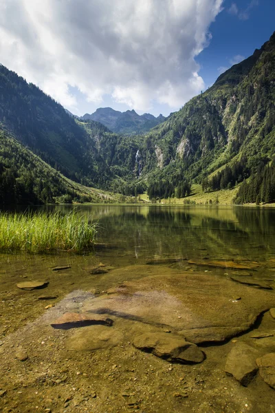 Weergave van het meer en de bergen in de hoge Alpen — Stockfoto