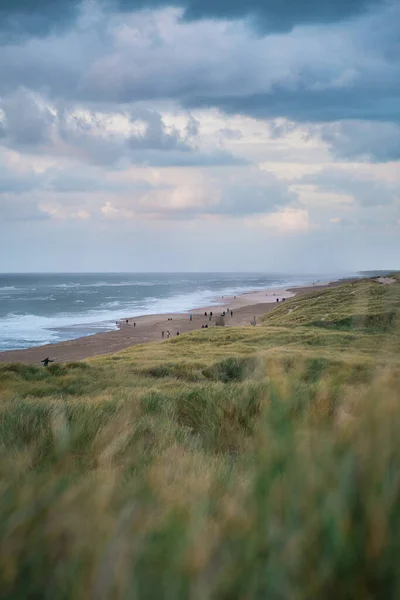 Ludzie spacerujący po plaży Vejlby Klit w Danii — Zdjęcie stockowe