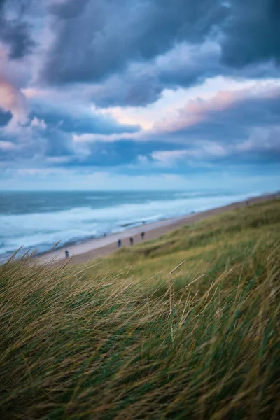 Dramatiska moln över Danmarks strand — Stockfoto