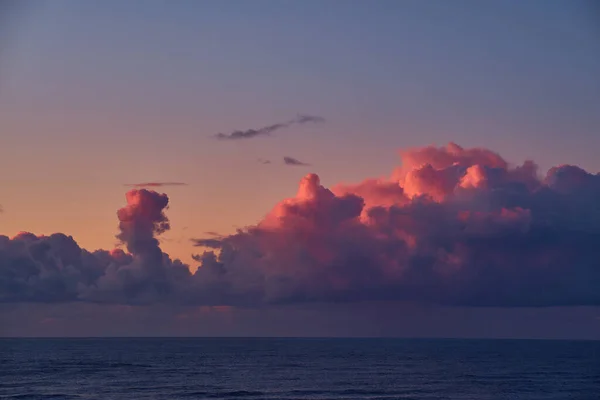 Πολύχρωμα σύννεφα πάνω από τη θάλασσα — Φωτογραφία Αρχείου